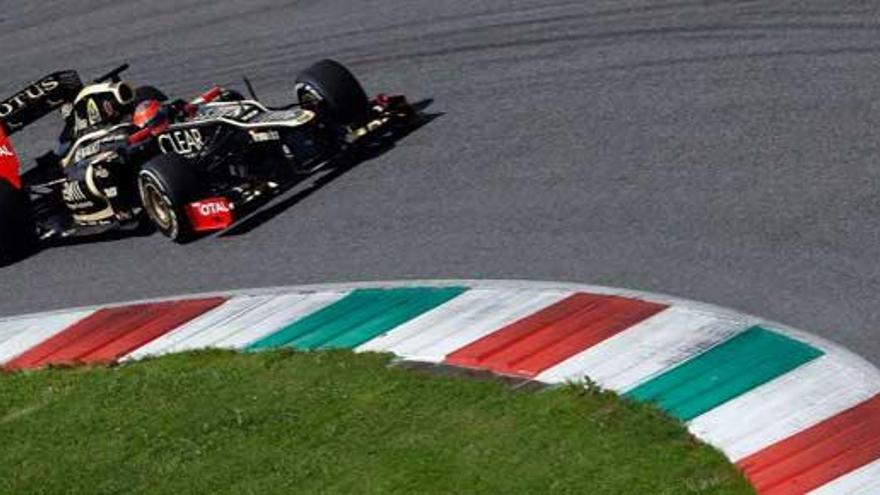 Romain Grosjean toma una curva con su Lotus.