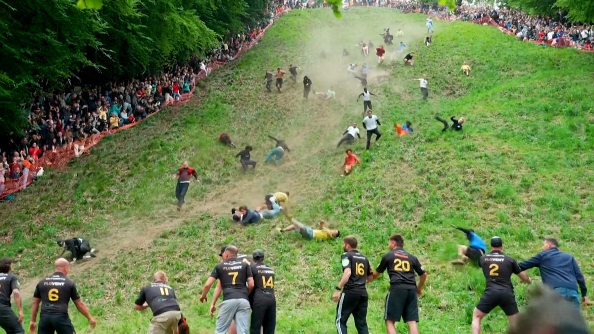 Cinco mil personas ruedan colina abajo persiguiendo un queso en Inglaterra