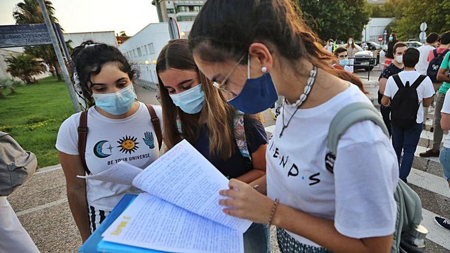 Jóvenes repasan apuntes en Rabanales antes de un examen.