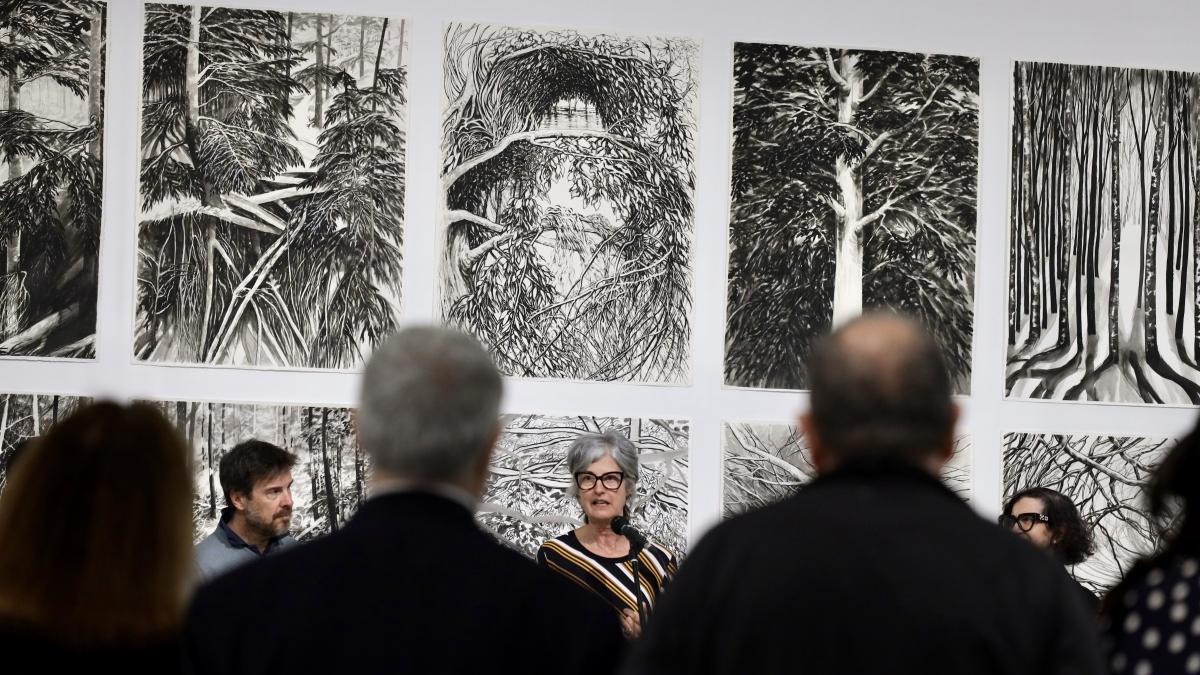 Sylvia Pennings, en el centro, este viernes, en la presentación de su exposición.