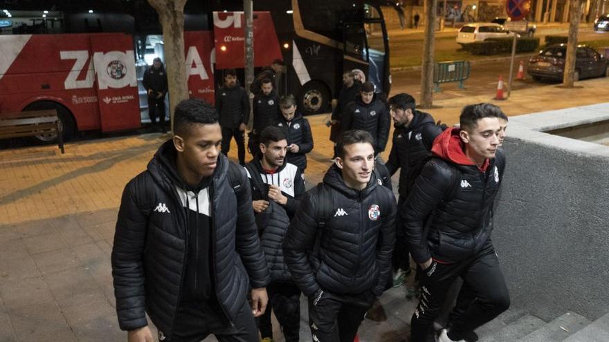 Los jugadores del Zamora CF llegan al hotel, anoche antes del partido de Copa del Rey ante el Mallorca.