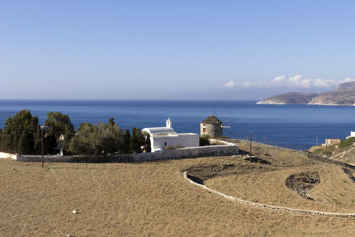 Schinoussa, pequeña y tranquila, es famosa por su ambiente relajado, sus cerca de 18 playas vírgenes y su auténtica vida isleña
