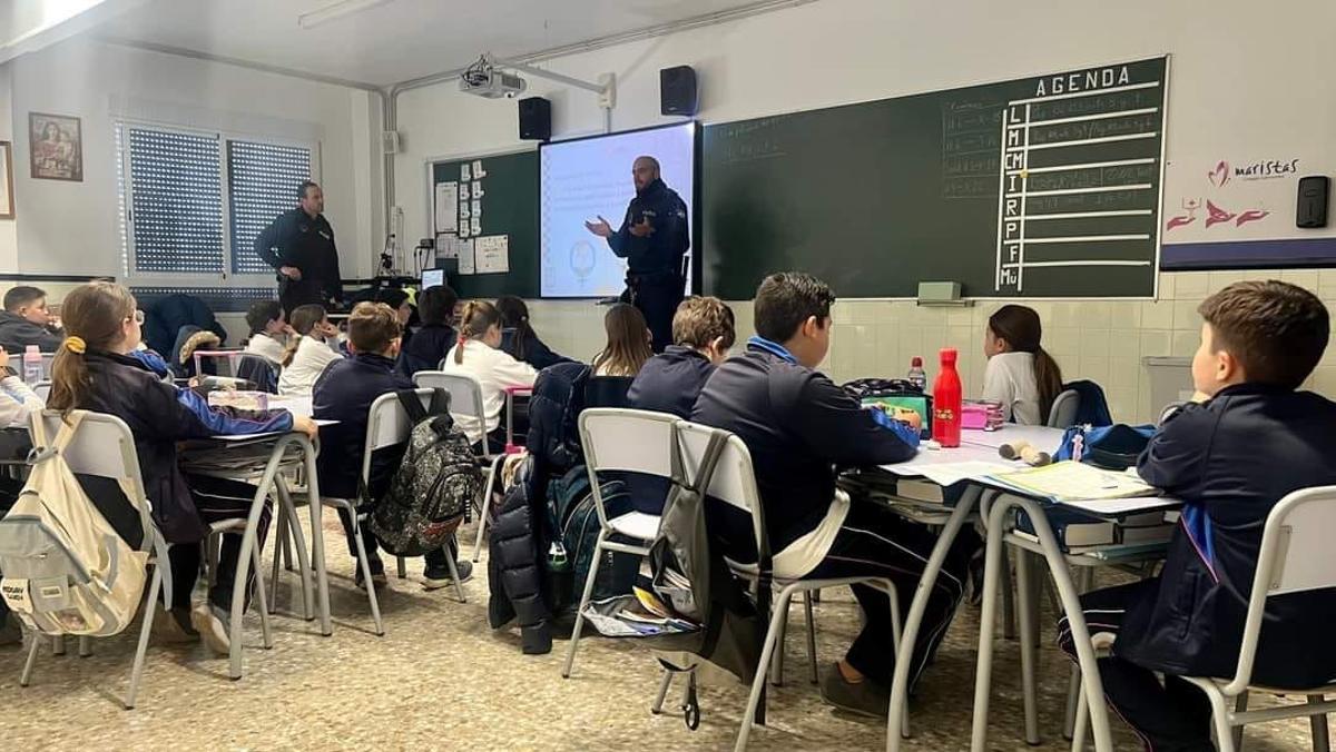 Charla en un centro educativo de los agentes tutores de la Policía Local.