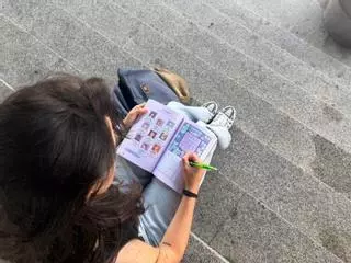 El libro que arrasa en Santiago este verano no se lee, se resuelve: el fenómeno Murdoku reina en las librerías compostelanas