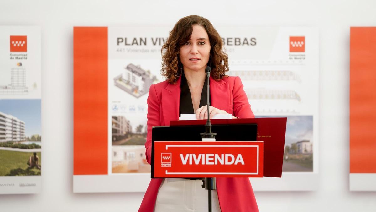 Isabel Díaz Ayuso durante una visita a las obras de una promoción del Plan Vive