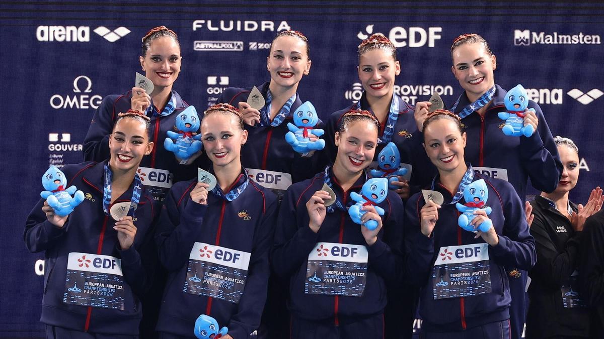Txell Ferré, segona per la dreta de dalt, amb la medalla de plata al capdamunt del podi