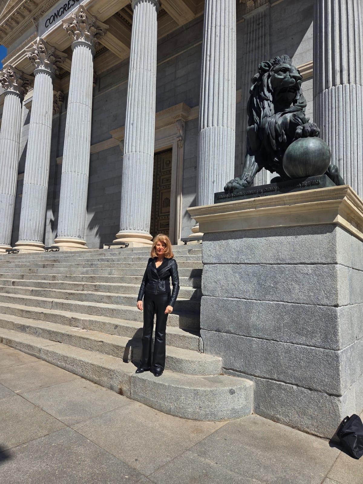 Dolors López frente al Congreso