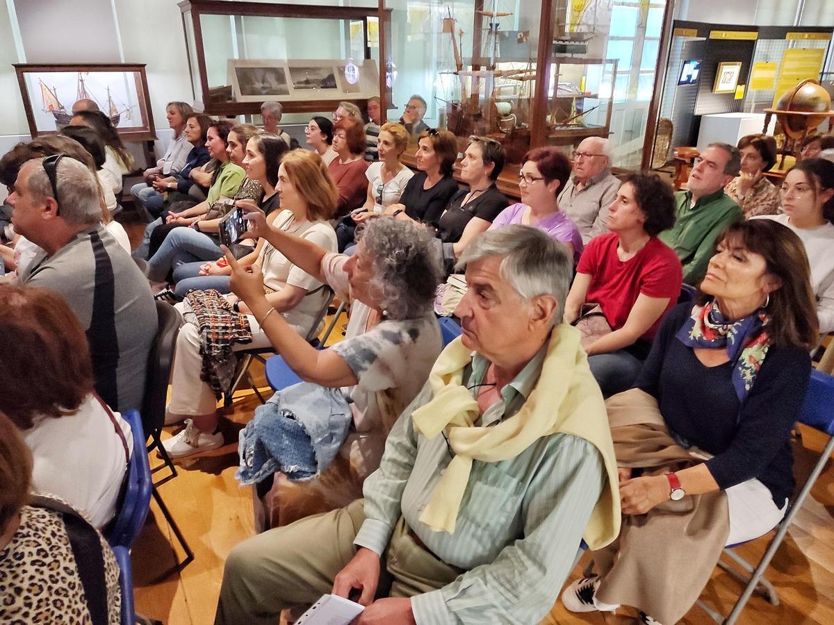 El público que asistió al acto de presentación de "El secreto de La Perfección" en la Sala Noble del Museo Massó de Bueu.