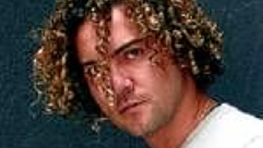 David Bisbal
: EL CANTANTE
SE SEPARA DE
ELENA TABLADA