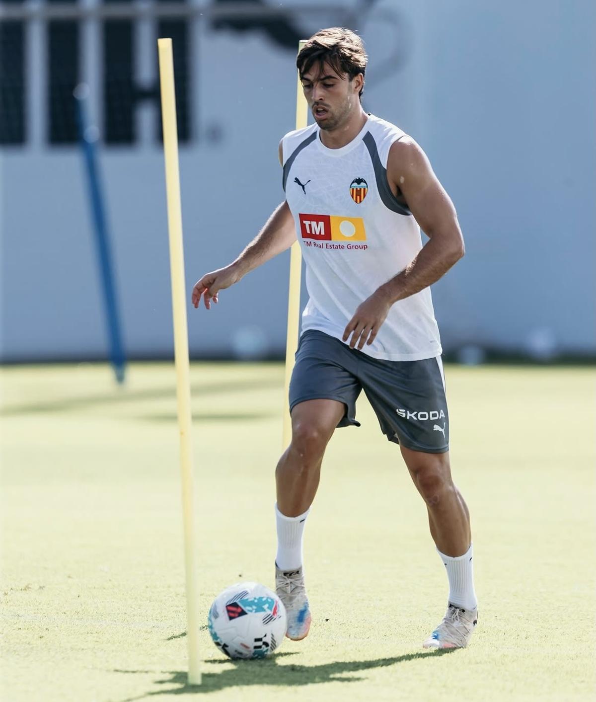 Alberto Marí 'toca' balón en Paterna
