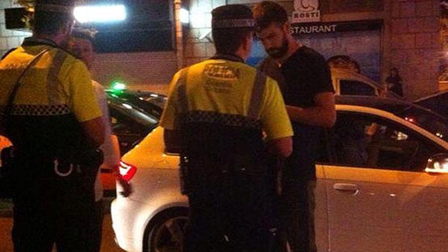 Piqué, junto a los agentes de la Guardia Urbana de Barcelona .