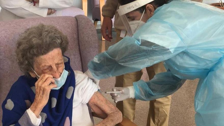 Esperanza, de 104 años, la primera persona vacunada de Calp frente al covid-19