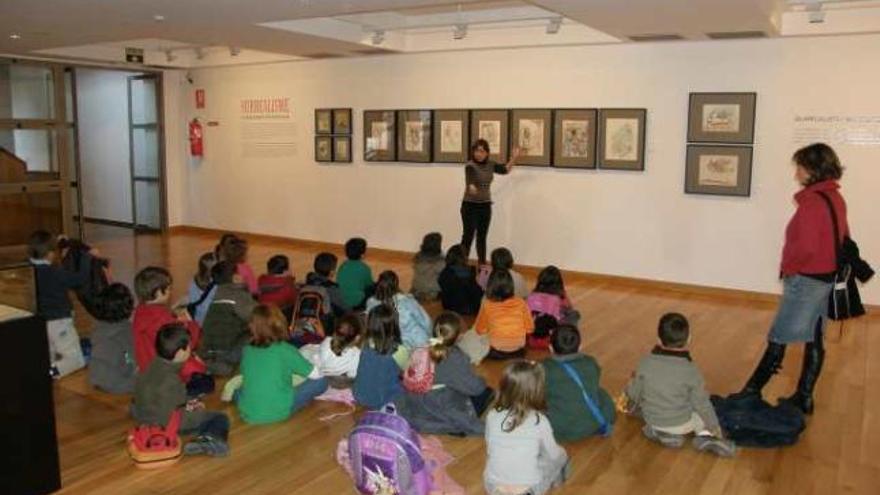 Escolares reciben la explicación en Elche sobre la obra del artista.