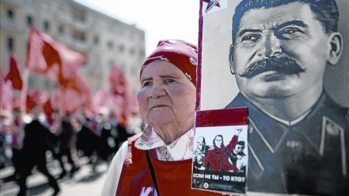Una manifestante comunista porta un retrato de Stalin en Moscú.