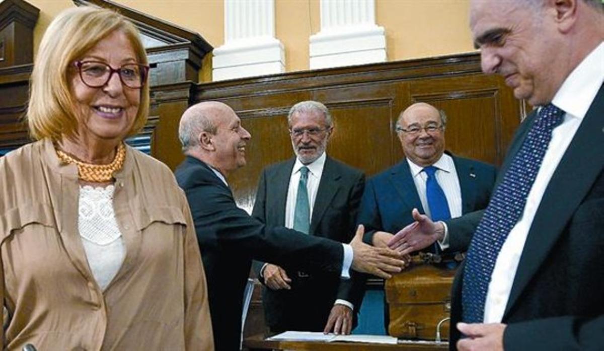Wert saluda alguns assistents a la reunió, darrere de De la Calle i de Francesc Xavier Grau, rector de la URV, ahir.