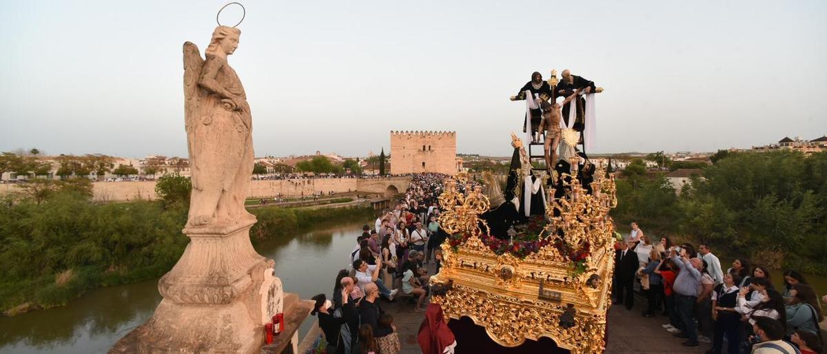 El Descendimiento a su paso por el Puente Romano.