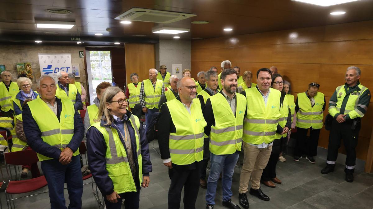 Autoridades y asistentes a la charla de Cambados.
