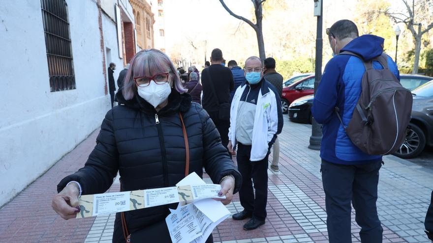 Largas colas por una entrada: La afición taurina &#039;renueva&#039; su interés por la Magdalena