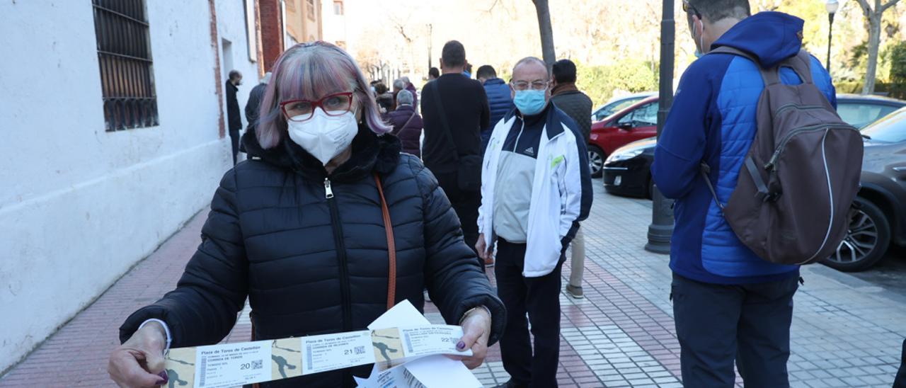 Numerosas personas se han acercado a la plaza de toros de Castelló para renovar sus abonos.