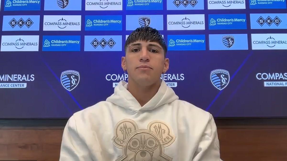 Alan Pulido, de Sporting KC, en el encuentro con los medios