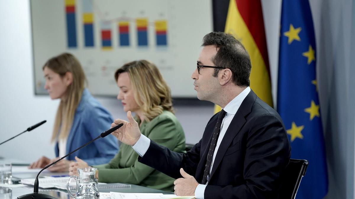 El ministro Carlos Cuerpo en la rueda de prensa posterior al Consejo de Ministros, junto a la ministra Pilar Alegría y la vicepresidenta Sara Aagesen.