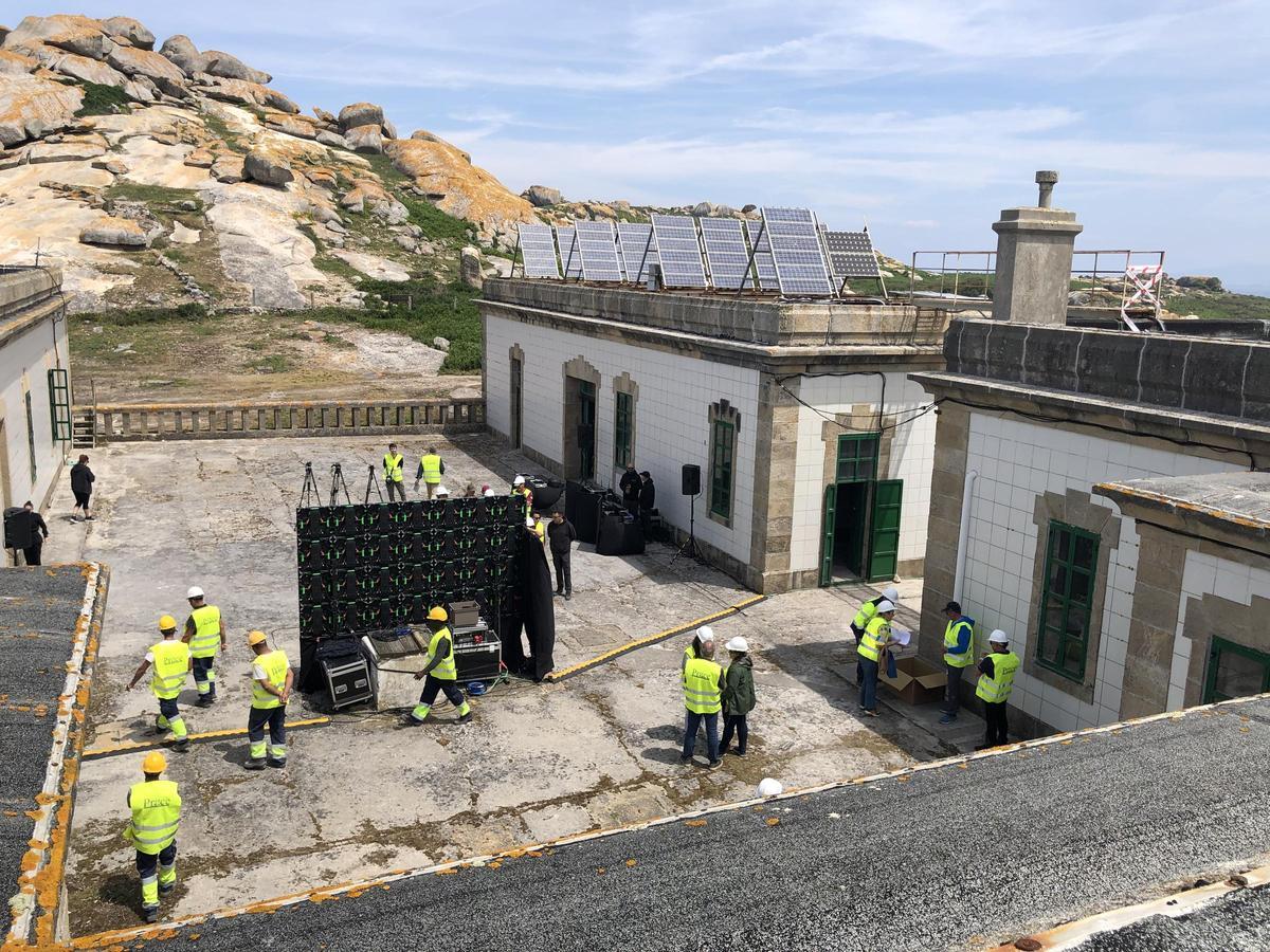 Obreros trabajando en el patio central del complejo del faro de Sálvora