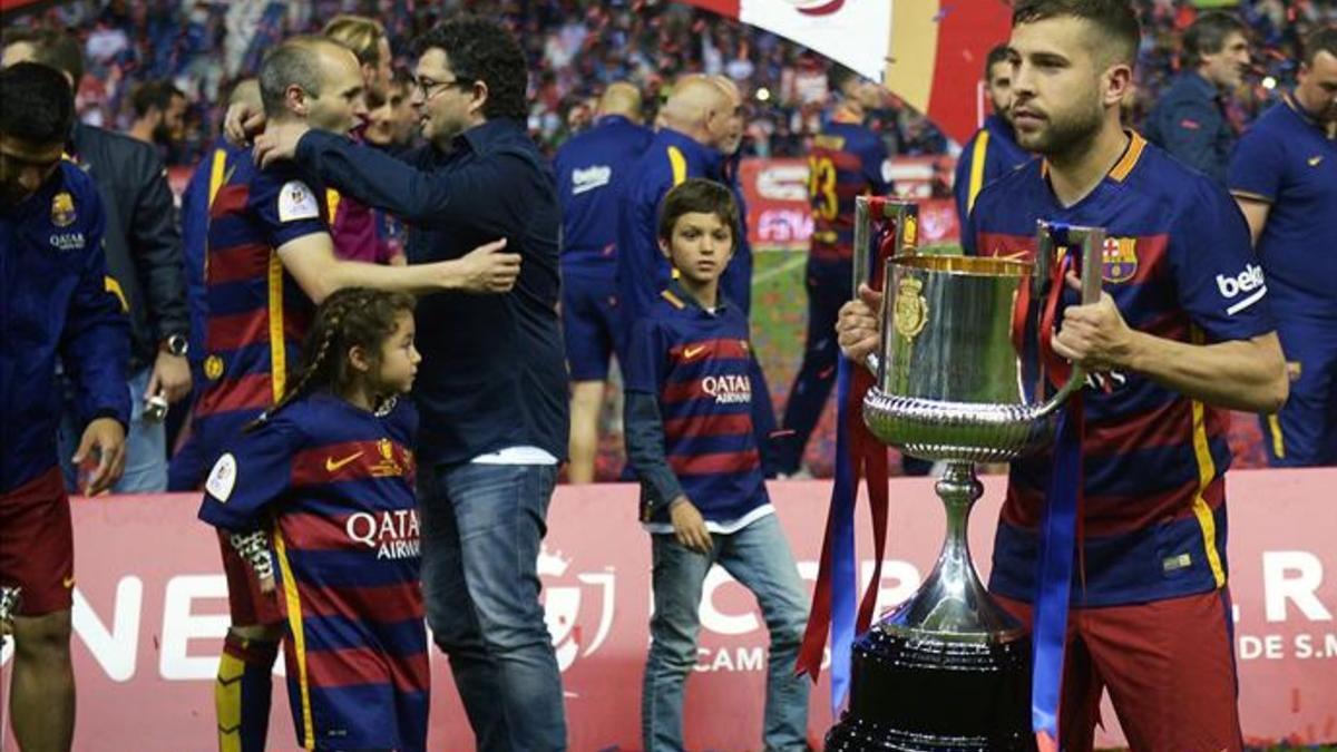 Jordi Alba, con molestias en el aductor, es duda ante el Sevilla