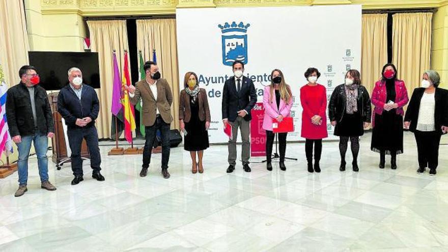 Daniel Pérez presenta el acuerdo en rueda de prensa junto a sus concejales.