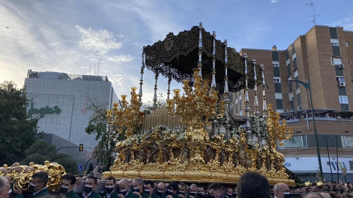 El trono de la Virgen de la Esperanza en la procesión magna de 2021.