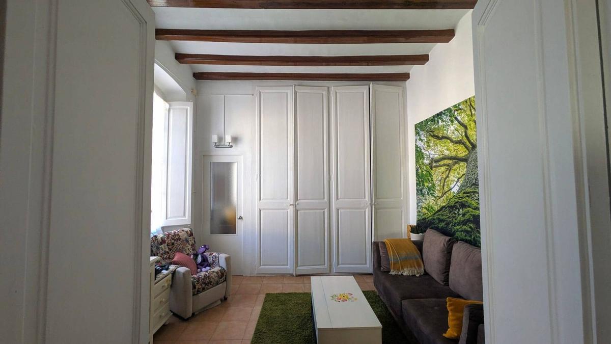 L'interior de la casa de 170 metres quadrats on viuen l'escriptora surienca Sílvia Caballol i l'exbisbe de Solsona Xavier Novell