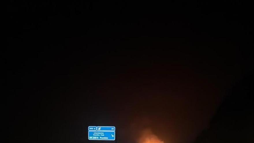 Frenado el avance de las llamas en la sierra entre Fuente Álamo y Mazarrón: el fuego calcina más de 220 hectáreas
