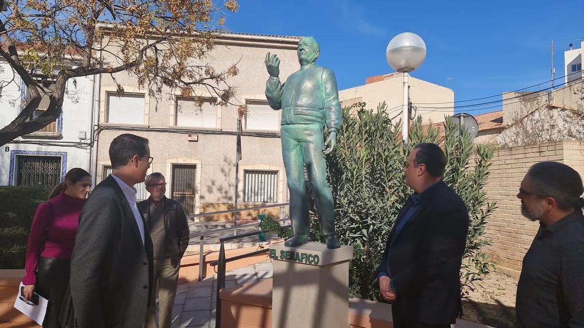 La escultura de El Seráfico en la plaza de la Prosperidad de Elda.