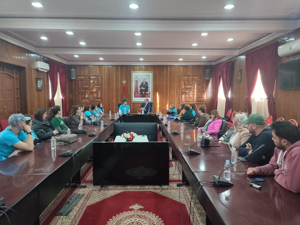 La delegació de pedagogs gironins va ser rebuda per l’alcalde de Xauen, Mohamed El Sufiani, el 24 de març del 2023.