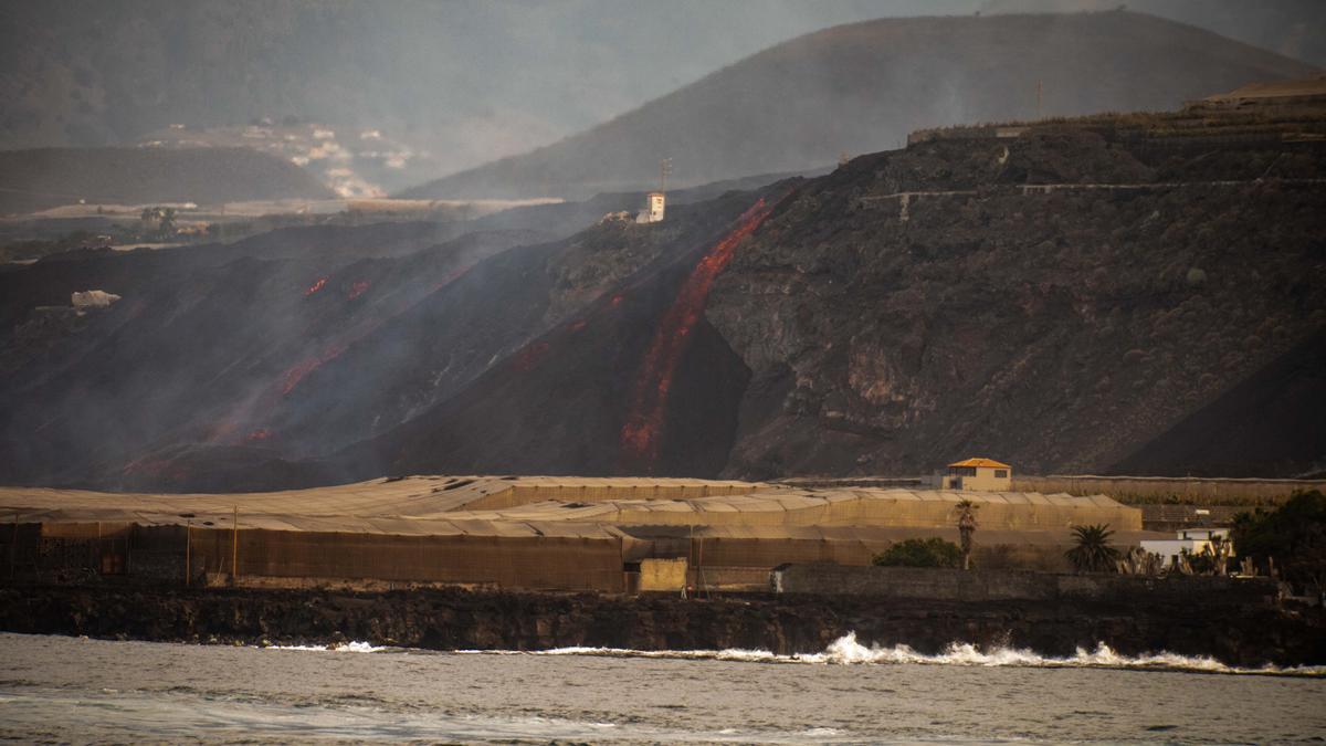 Coladas de lava del volcán de Cumbre Vieja desde la playa de Puerto Naos