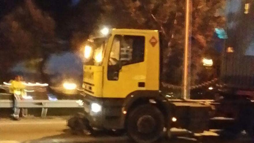 Un herido grave y grandes retenciones tras el choque de un motorista y un camión frente al Palacio de Congresos