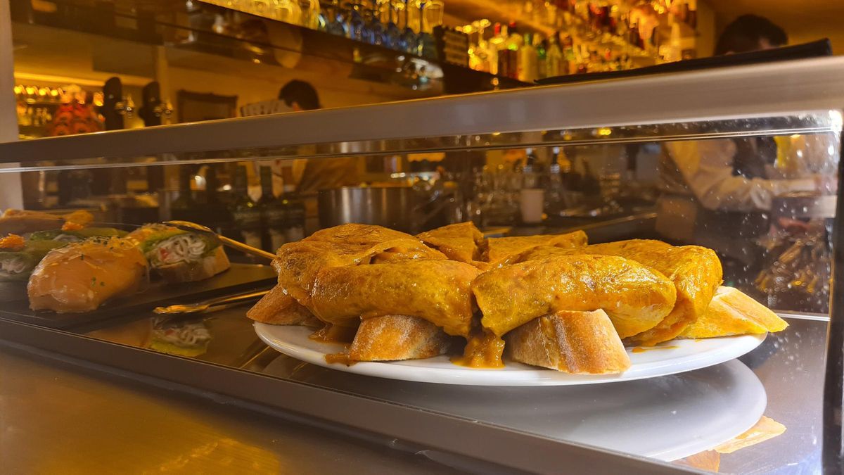 Pintxos de tortilla en una de las vitrinas de la barra de Juana La Loca.