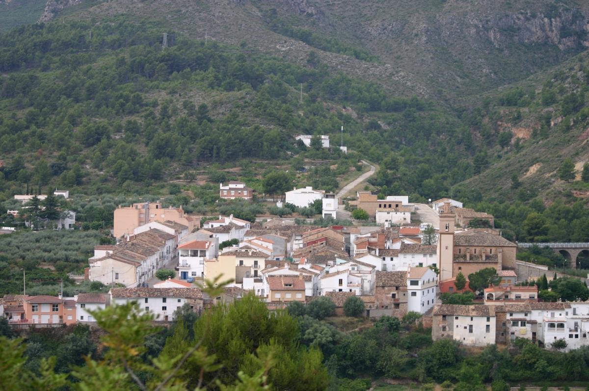 Toga, de 106 habitantes, tiene una ratio de feminidad del 81,4%: con más hombres (59) que mujeres (48).