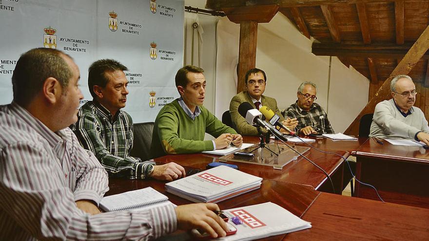 Ayuntamiento, patronal y sindicatos durante el primer encuentro de la mesa del diálogo social.