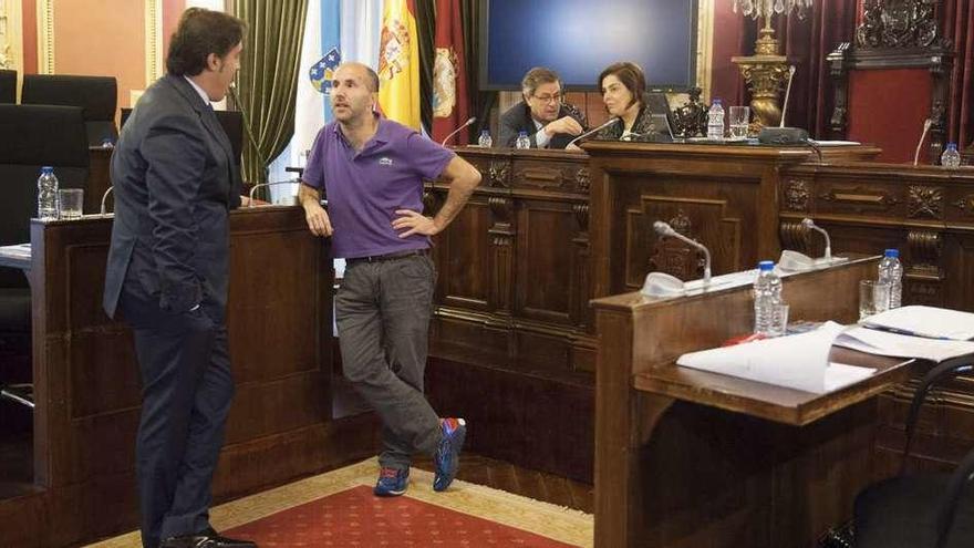 Jorge Pumar y Pérez Jácome, en el salón de plenos durante el receso que se produjo. // Brais Lorenzo