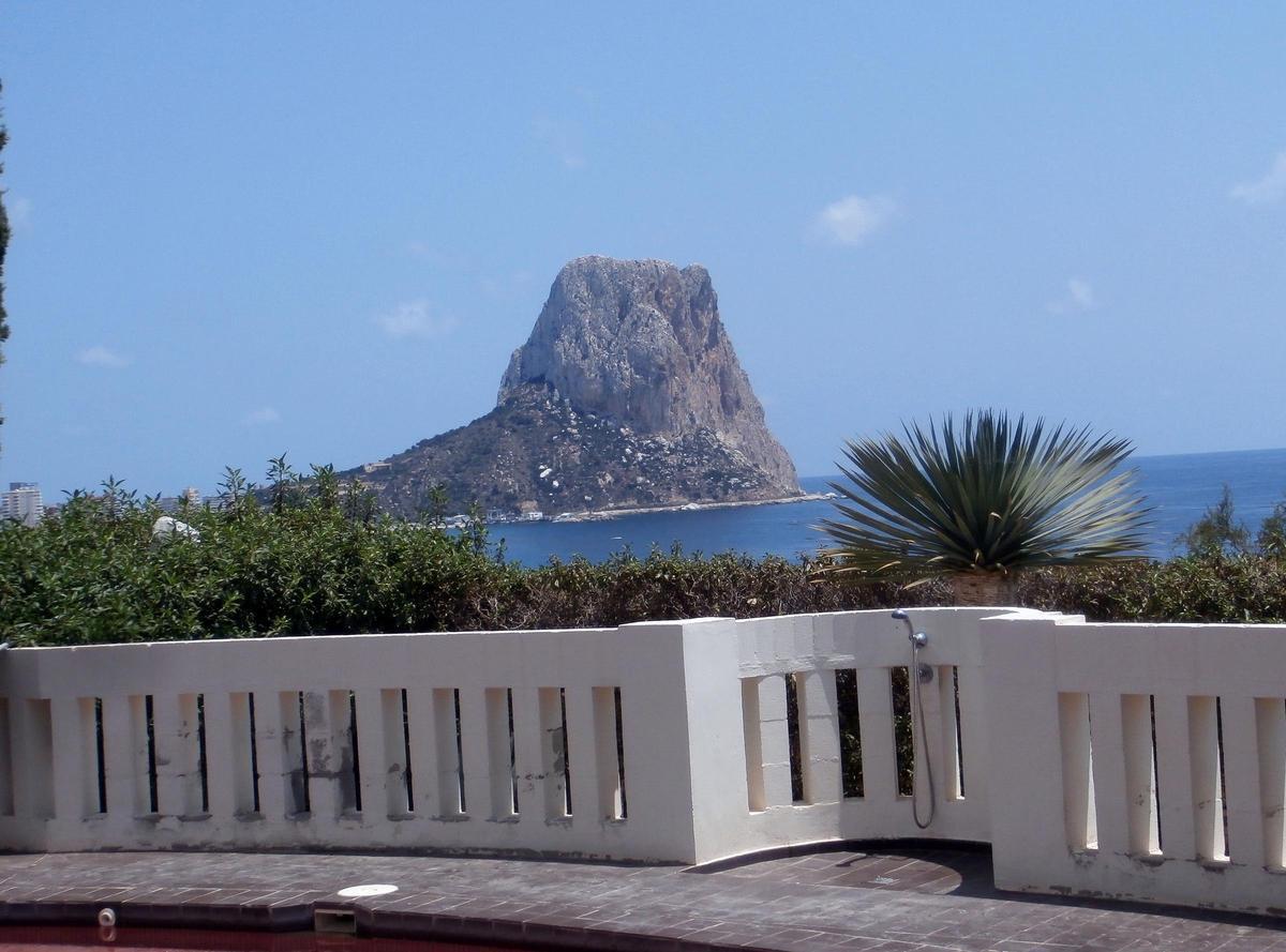 Vistas desde "El Anfiteatro" de Bofill al Peñón de Ifach.