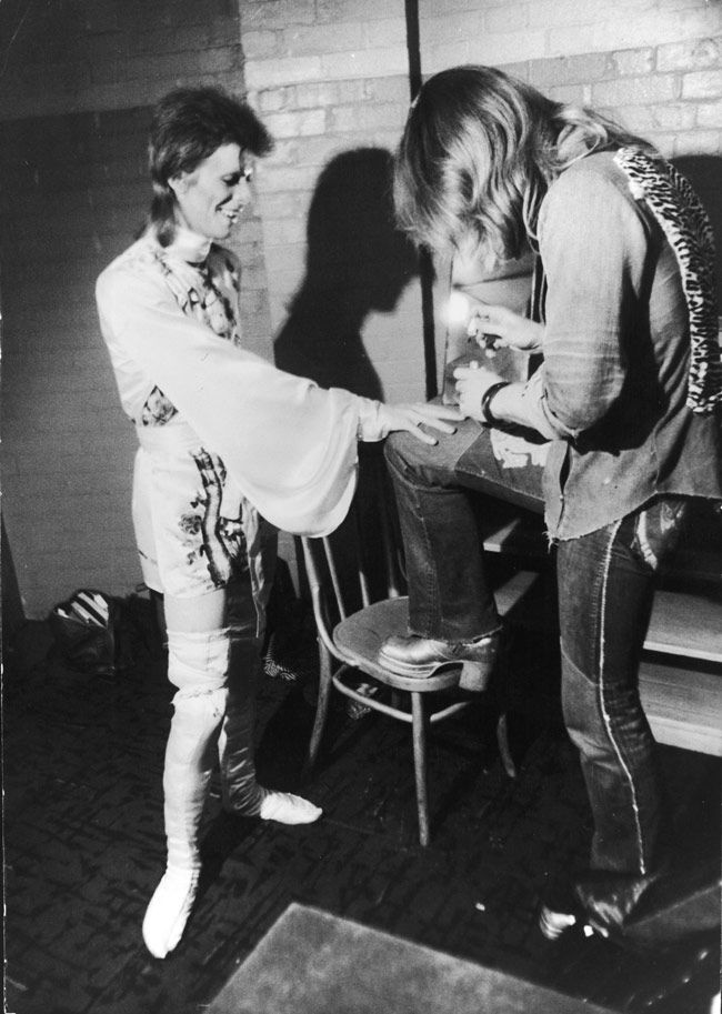 David Bowie con look del diseñador japonés Kansai Yamamoto en un concierto en 1973