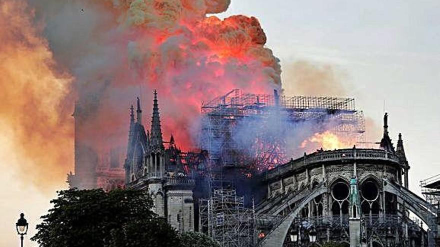 La catedral de Notre Dame durante el incendio.