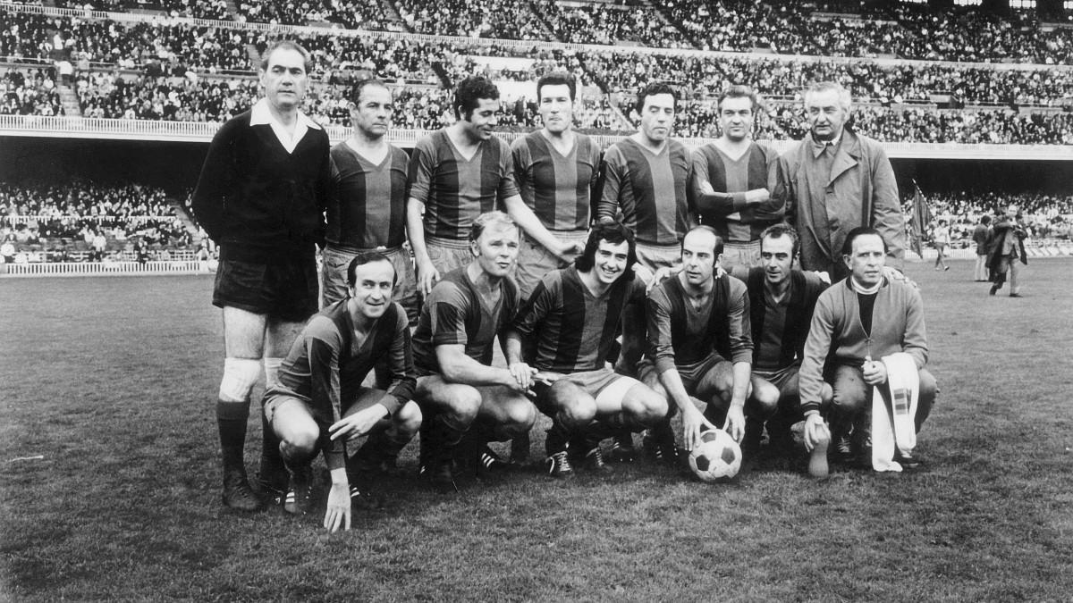 Serrat, con la camiseta del Barça, al lado de Kubala, uno de sus grandes amigos