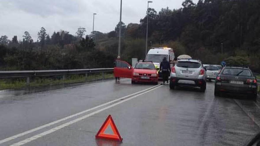 Dos heridos leves en un accidente junto a la rotonda de Vegarrozadas