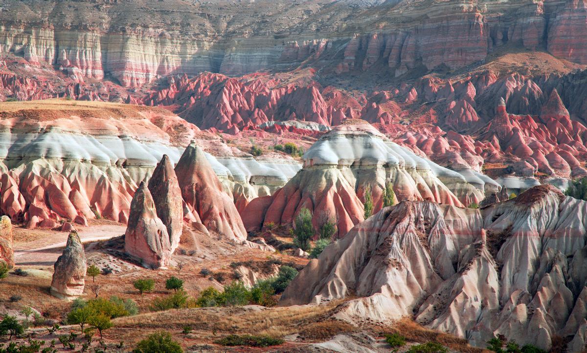 Valle rojo en Capadocia, Anatolia Central, Turquía