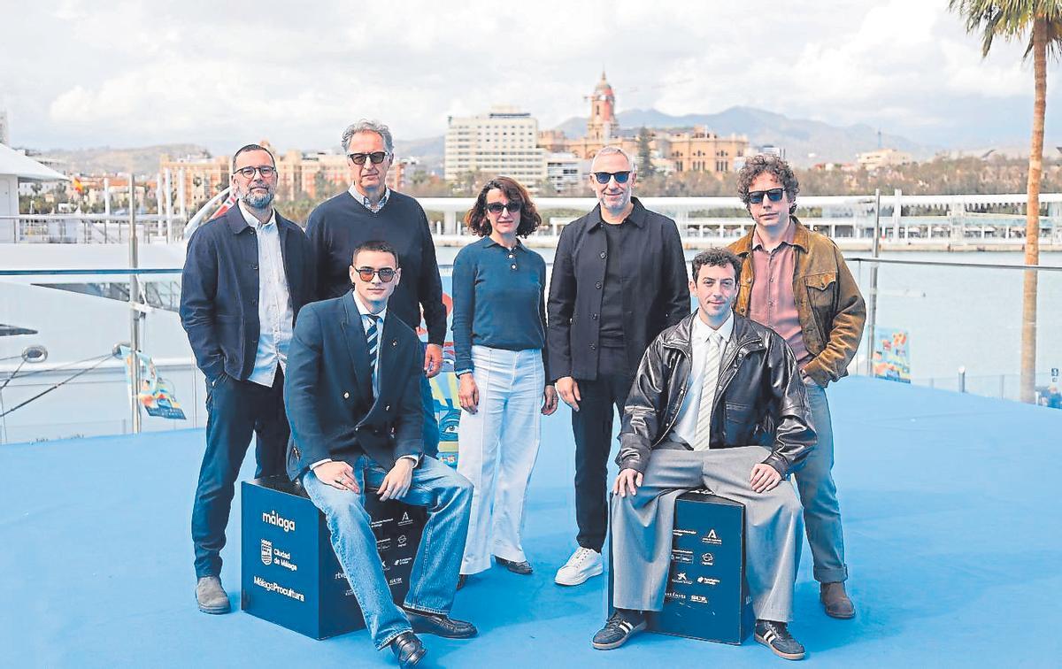 El elenco de ‘Por cien millones’, junto al director Nacho G. Velilla, en la premiere de Málaga