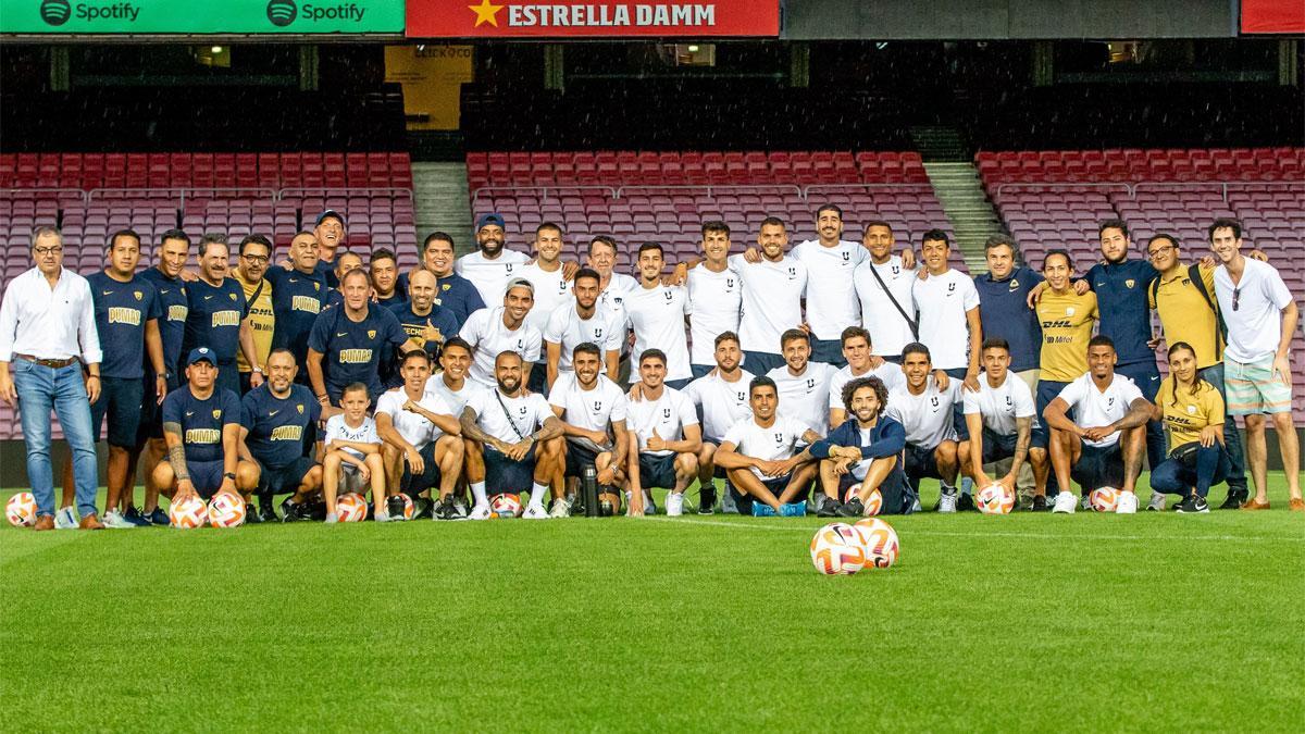 Pumas ya pisa el Camp Nou y Dani Alves, casi convertido en el guía de la expedición mexicana