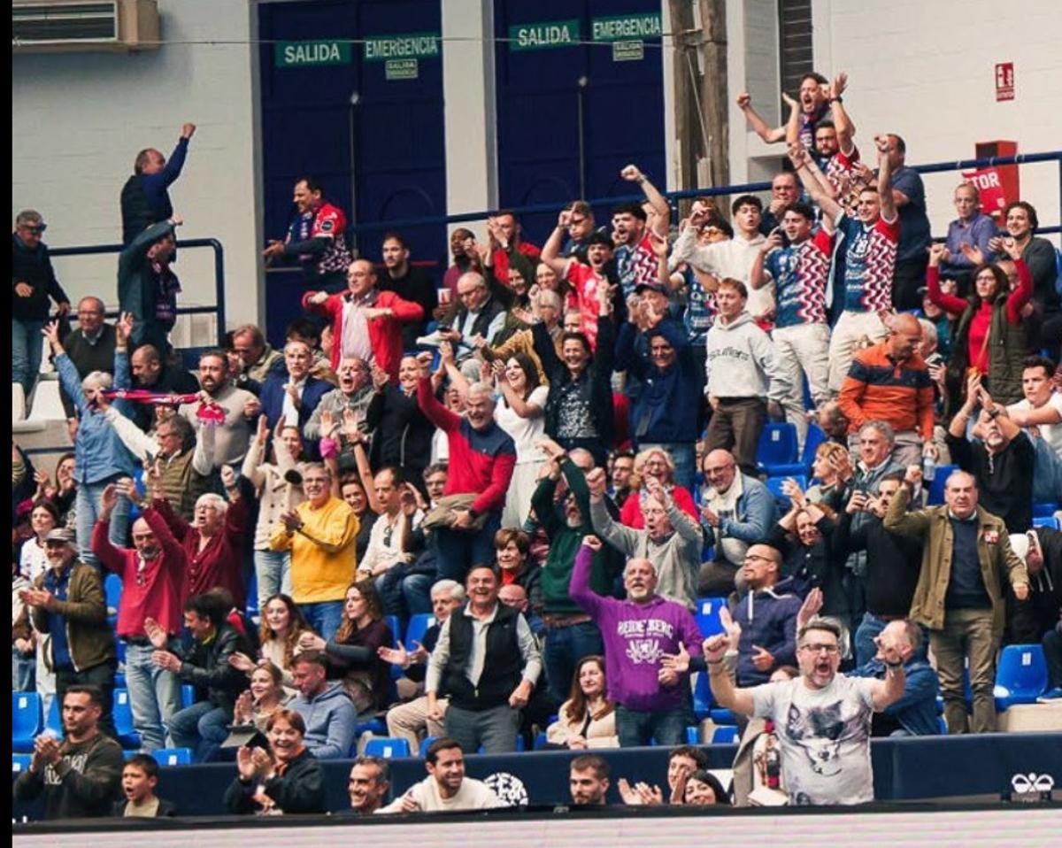 La afición del Horneo Alicante, durante un partido de liga en el Pitiu Rochel la temporada pasada.