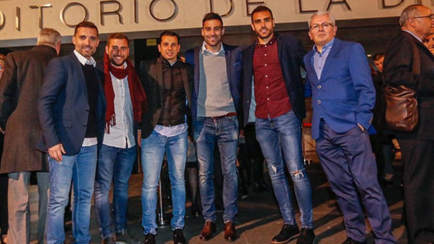 El director del fútbol base del Elche CF y capitán del equipo de fútbol sala, Jesús García; el jefe de Prensa del club franjiverde, Antonio Chaves; el secretario técnico y exfutbolista, Sergio Mantecón; los jugadores del primer equipo Benja y Gonzalo Verdú, y el redactor de INFORMACIÓN Julián Palomar, a las puertas del Auditorio de la Diputación de Alicante poco antes del inicio de la gala.