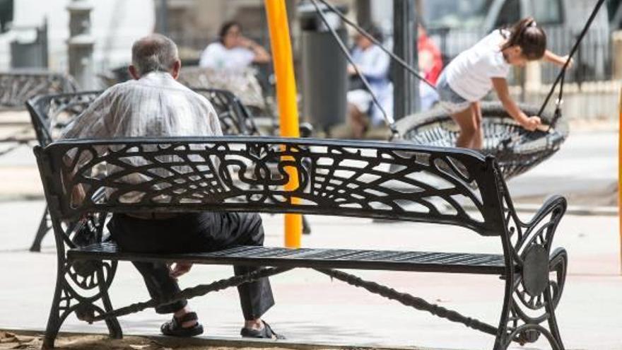 Un hombre en un parque de la ciudad de Alicante.